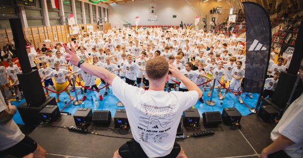 Tegoroczna edycja SK x Kacpa Challenge 2025 po raz kolejny pokazała, że koszykówka potrafi łączyć pokolenia i tworzyć atmosferę, której nie da się powtórzyć w żadnej innej formule. Hala w Centrum Sportu Wilanów była wypełniona do ostatniego miejsca, a na parkiecie – obok młodych zawodników – pojawili się również rodzice, którzy spontanicznie dołączyli do zabawy, zamieniając rywalizację w prawdziwe święto rodzinnego sportu.